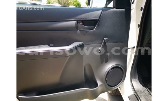 Sayi Imported Toyota Hilux White Mota in Import - Dubai a Benin Sayi Imported Toyota Hilux White Mota in Import - Dubai a Benin