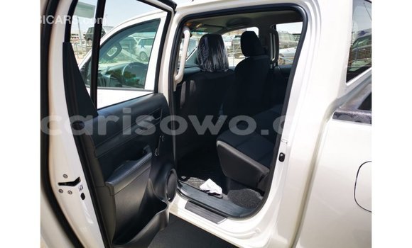 Sayi Imported Toyota Hilux White Mota in Import - Dubai a Benin Sayi Imported Toyota Hilux White Mota in Import - Dubai a Benin