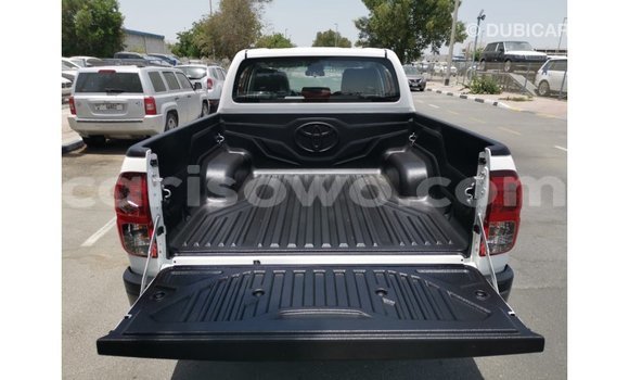 Sayi Imported Toyota Hilux White Mota in Import - Dubai a Benin Sayi Imported Toyota Hilux White Mota in Import - Dubai a Benin