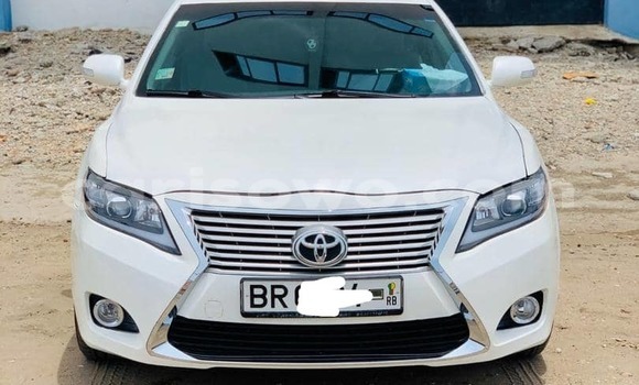 Ra Tuntun Toyota Camry funfun Ọkọ̀ in Cotonou ni Benin Ra Tuntun Toyota Camry funfun Ọkọ̀ in Cotonou ni Benin