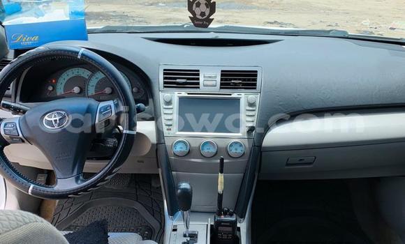 Ra Tuntun Toyota Camry funfun Ọkọ̀ in Cotonou ni Benin Ra Tuntun Toyota Camry funfun Ọkọ̀ in Cotonou ni Benin