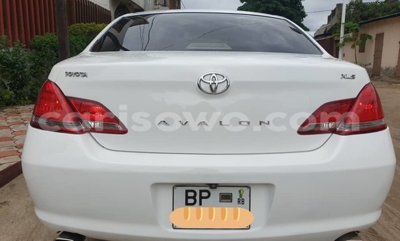 Ra Àlòkù Toyota Avalon funfun Ọkọ̀ in Cotonou ni Benin Ra Àlòkù Toyota Avalon funfun Ọkọ̀ in Cotonou ni Benin