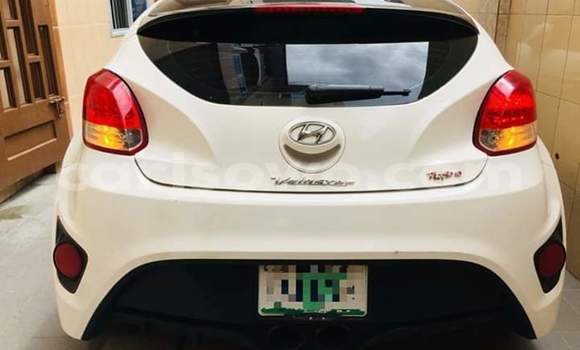 Sayi Na hannu Hyundai Veloster White Mota in Cotonou a Benin