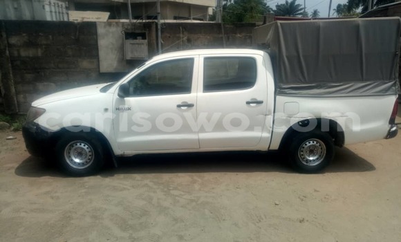 Sayi Na hannu Toyota Hilux White Mota in Cotonou a Benin