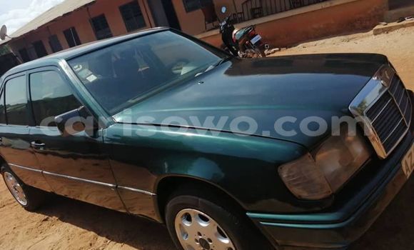 Acheter Occasion Voiture Mercedes-Benz E–Class Vert à Cotonou, Benin Acheter Occasion Voiture Mercedes-Benz E–Class Vert à Cotonou, Benin