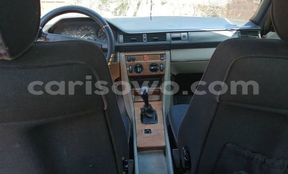 Acheter Occasion Voiture Mercedes-Benz E–Class Vert à Cotonou, Benin Acheter Occasion Voiture Mercedes-Benz E–Class Vert à Cotonou, Benin