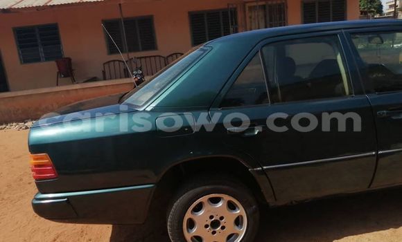 Acheter Occasion Voiture Mercedes-Benz E–Class Vert à Cotonou, Benin Acheter Occasion Voiture Mercedes-Benz E–Class Vert à Cotonou, Benin