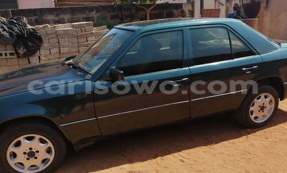 Acheter Occasion Voiture Mercedes-Benz E–Class Vert à Cotonou, Benin Acheter Occasion Voiture Mercedes-Benz E–Class Vert à Cotonou, Benin