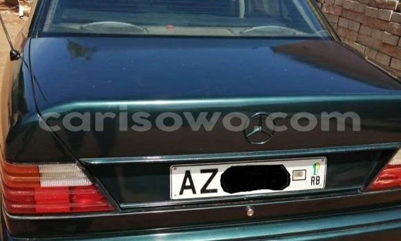 Acheter Occasion Voiture Mercedes-Benz E–Class Vert à Cotonou, Benin Acheter Occasion Voiture Mercedes-Benz E–Class Vert à Cotonou, Benin