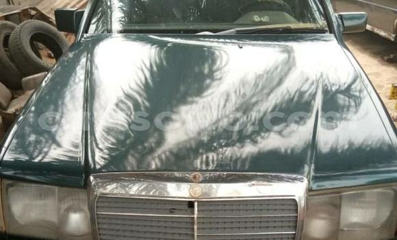 Acheter Occasion Voiture Mercedes-Benz E–Class Vert à Cotonou, Benin Acheter Occasion Voiture Mercedes-Benz E–Class Vert à Cotonou, Benin