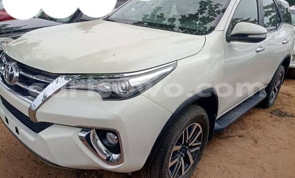 Sayi Na hannu Toyota Fortuner White Mota in Abomey a Benin