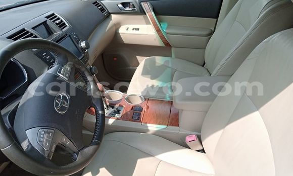 Acheter Occasion Voiture Toyota Highlander Rouge à Abomey, Benin Acheter Occasion Voiture Toyota Highlander Rouge à Abomey, Benin