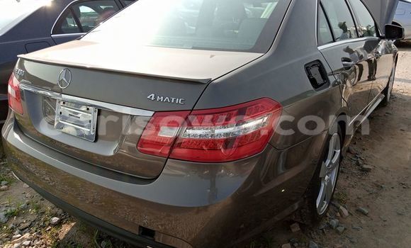 Acheter Occasion Voiture Mercedes-Benz E–Class Marron à Abomey, Benin Acheter Occasion Voiture Mercedes-Benz E–Class Marron à Abomey, Benin