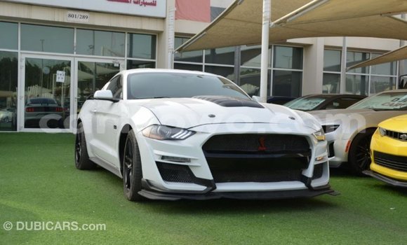 Acheter Import Voiture Ford Mustang Blanc à Import - Dubai, Benin Acheter Import Voiture Ford Mustang Blanc à Import - Dubai, Benin