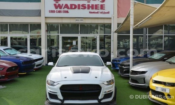 Acheter Import Voiture Ford Mustang Blanc à Import - Dubai, Benin Acheter Import Voiture Ford Mustang Blanc à Import - Dubai, Benin