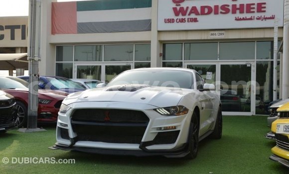 Acheter Import Voiture Ford Mustang Blanc à Import - Dubai, Benin Acheter Import Voiture Ford Mustang Blanc à Import - Dubai, Benin