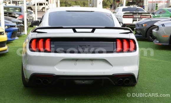 Acheter Import Voiture Ford Mustang Blanc à Import - Dubai, Benin Acheter Import Voiture Ford Mustang Blanc à Import - Dubai, Benin