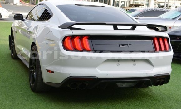 Acheter Import Voiture Ford Mustang Blanc à Import - Dubai, Benin Acheter Import Voiture Ford Mustang Blanc à Import - Dubai, Benin