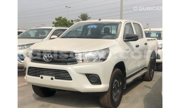 Sayi Imported Toyota Hilux White Mota in Import - Dubai a Benin Sayi Imported Toyota Hilux White Mota in Import - Dubai a Benin