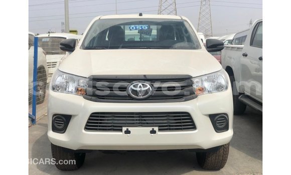 Sayi Imported Toyota Hilux White Mota in Import - Dubai a Benin Sayi Imported Toyota Hilux White Mota in Import - Dubai a Benin