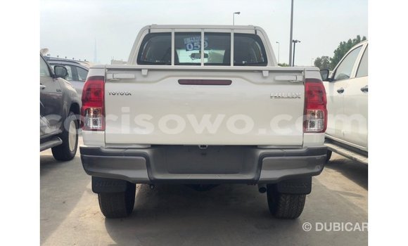 Sayi Imported Toyota Hilux White Mota in Import - Dubai a Benin Sayi Imported Toyota Hilux White Mota in Import - Dubai a Benin