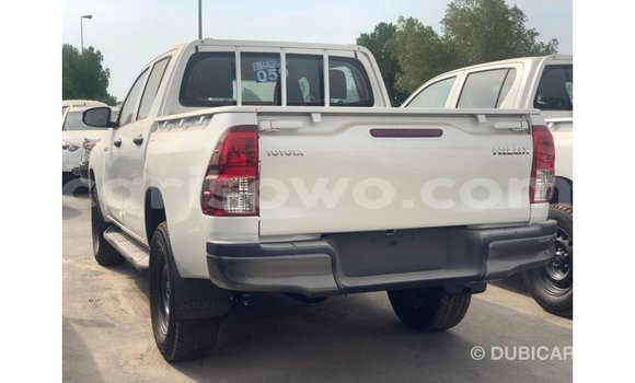 Sayi Imported Toyota Hilux White Mota in Import - Dubai a Benin Sayi Imported Toyota Hilux White Mota in Import - Dubai a Benin