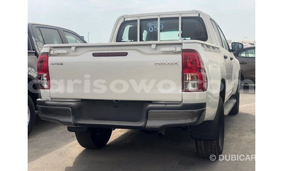 Sayi Imported Toyota Hilux White Mota in Import - Dubai a Benin Sayi Imported Toyota Hilux White Mota in Import - Dubai a Benin