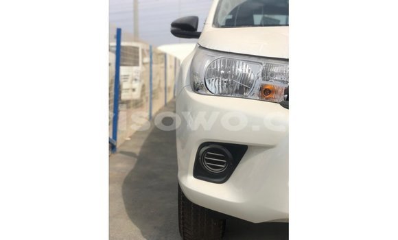 Sayi Imported Toyota Hilux White Mota in Import - Dubai a Benin Sayi Imported Toyota Hilux White Mota in Import - Dubai a Benin