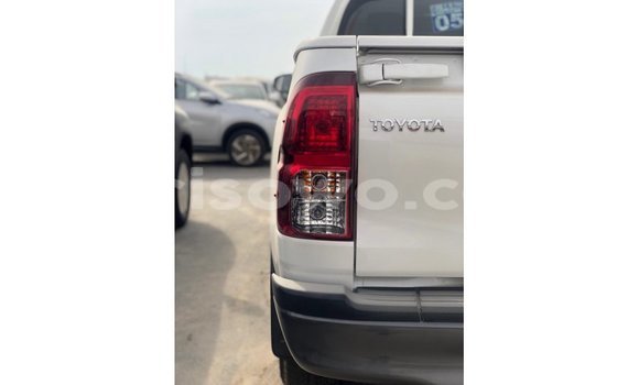 Sayi Imported Toyota Hilux White Mota in Import - Dubai a Benin Sayi Imported Toyota Hilux White Mota in Import - Dubai a Benin