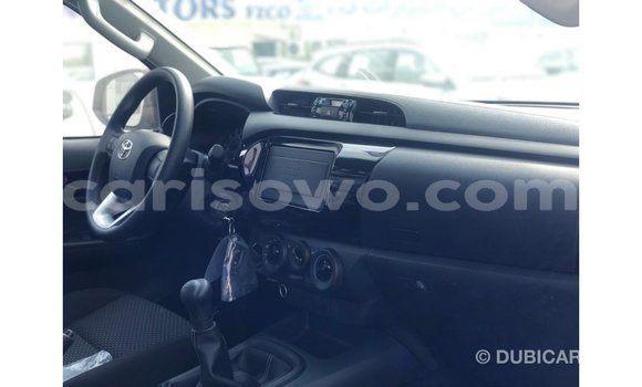 Sayi Imported Toyota Hilux White Mota in Import - Dubai a Benin Sayi Imported Toyota Hilux White Mota in Import - Dubai a Benin
