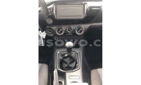 Sayi Imported Toyota Hilux White Mota in Import - Dubai a Benin Sayi Imported Toyota Hilux White Mota in Import - Dubai a Benin