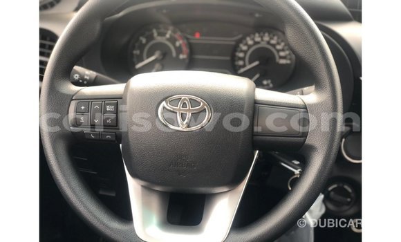 Sayi Imported Toyota Hilux White Mota in Import - Dubai a Benin Sayi Imported Toyota Hilux White Mota in Import - Dubai a Benin