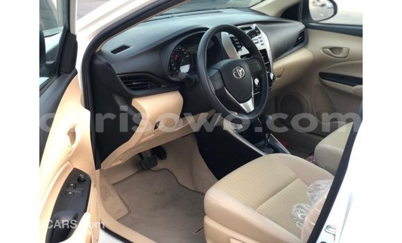 Ra Imported Toyota DA funfun Ọkọ̀ akẹ́rù ńlá in Import - Dubai ni Benin Ra Imported Toyota DA funfun Ọkọ̀ akẹ́rù ńlá in Import - Dubai ni Benin
