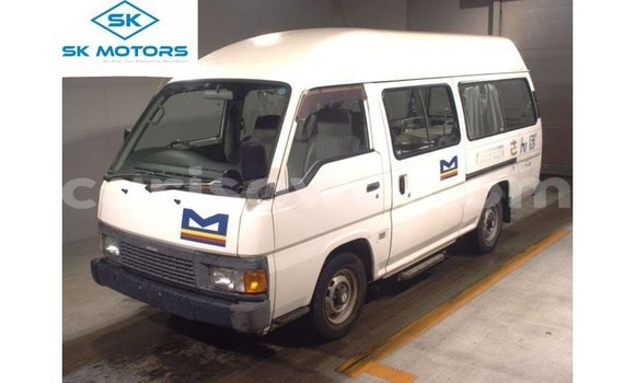 Ra Imported Nissan Caravan funfun Ọkọ̀ in Import - Dubai ni Benin