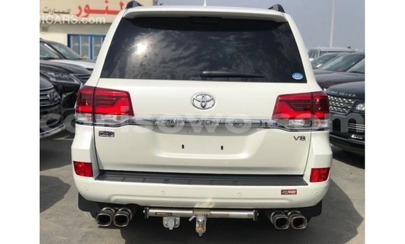 Acheter Import Voiture Toyota Land Cruiser Blanc à Import - Dubai, Benin Acheter Import Voiture Toyota Land Cruiser Blanc à Import - Dubai, Benin
