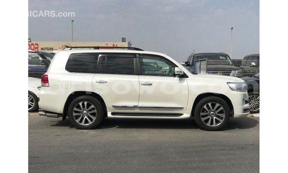 Acheter Import Voiture Toyota Land Cruiser Blanc à Import - Dubai, Benin Acheter Import Voiture Toyota Land Cruiser Blanc à Import - Dubai, Benin