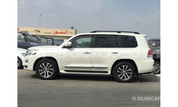 Acheter Import Voiture Toyota Land Cruiser Blanc à Import - Dubai, Benin Acheter Import Voiture Toyota Land Cruiser Blanc à Import - Dubai, Benin