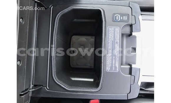 Acheter Import Voiture Toyota Land Cruiser Blanc à Import - Dubai, Benin Acheter Import Voiture Toyota Land Cruiser Blanc à Import - Dubai, Benin