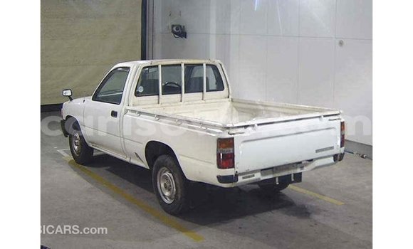 Sayi Imported Toyota Hilux White Mota in Import - Dubai a Benin Sayi Imported Toyota Hilux White Mota in Import - Dubai a Benin