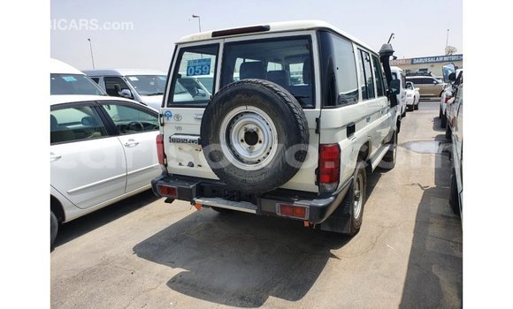 Acheter Import Voiture Toyota Land Cruiser Blanc à Import - Dubai, Benin Acheter Import Voiture Toyota Land Cruiser Blanc à Import - Dubai, Benin