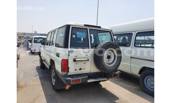 Acheter Import Voiture Toyota Land Cruiser Blanc à Import - Dubai, Benin Acheter Import Voiture Toyota Land Cruiser Blanc à Import - Dubai, Benin