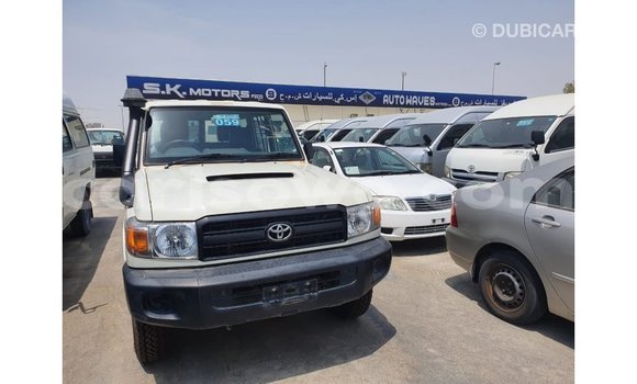 Acheter Import Voiture Toyota Land Cruiser Blanc à Import - Dubai, Benin Acheter Import Voiture Toyota Land Cruiser Blanc à Import - Dubai, Benin