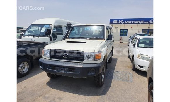 Acheter Import Voiture Toyota Land Cruiser Blanc à Import - Dubai, Benin Acheter Import Voiture Toyota Land Cruiser Blanc à Import - Dubai, Benin