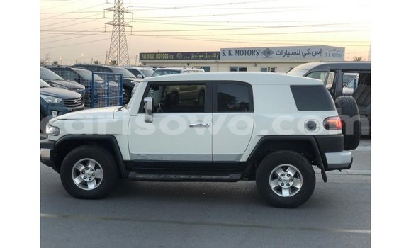 Acheter Import Voiture Toyota FJ Cruiser Blanc à Import - Dubai, Benin Acheter Import Voiture Toyota FJ Cruiser Blanc à Import - Dubai, Benin
