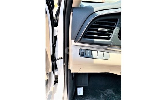 Sayi Imported Hyundai Elantra White Mota in Import - Dubai a Benin Sayi Imported Hyundai Elantra White Mota in Import - Dubai a Benin