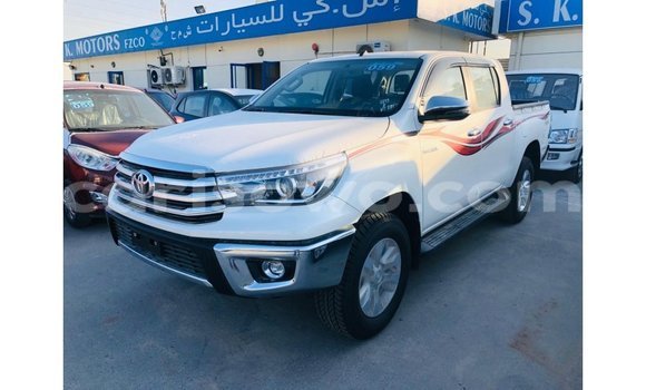 Ra Imported Toyota Hilux funfun Ọkọ̀ in Import - Dubai ni Benin
