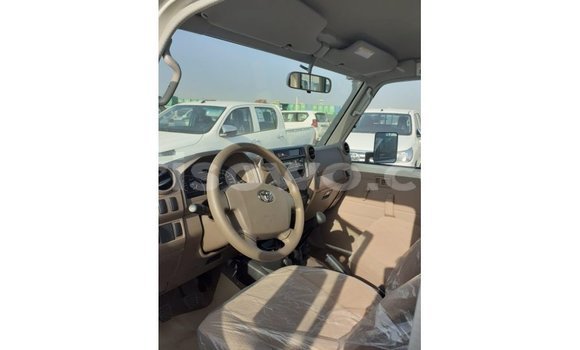 Ra Imported Toyota Land Cruiser funfun Ọkọ̀ in Import - Dubai ni Benin Ra Imported Toyota Land Cruiser funfun Ọkọ̀ in Import - Dubai ni Benin