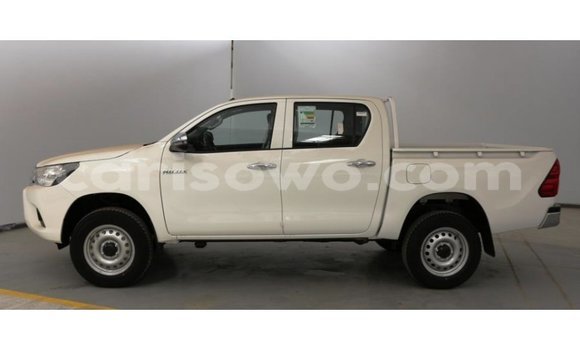 Sayi Imported Toyota Hilux White Mota in Import - Dubai a Benin Sayi Imported Toyota Hilux White Mota in Import - Dubai a Benin