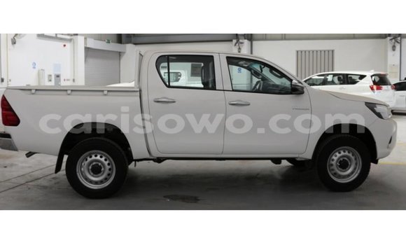 Sayi Imported Toyota Hilux White Mota in Import - Dubai a Benin Sayi Imported Toyota Hilux White Mota in Import - Dubai a Benin