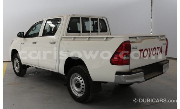 Sayi Imported Toyota Hilux White Mota in Import - Dubai a Benin Sayi Imported Toyota Hilux White Mota in Import - Dubai a Benin